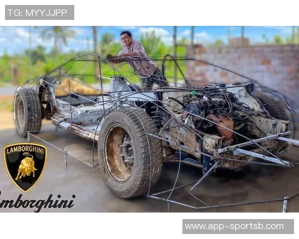 荷兰前国脚经历惊险四车连环撞击兰博基尼惨遭报废