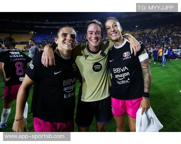 老友重聚感人瞬间佩尼亚福特赛后与巴萨昔日队友深情拥抱 老友重聚感人瞬间佩尼亚福特赛后与巴萨昔日队友深情拥抱